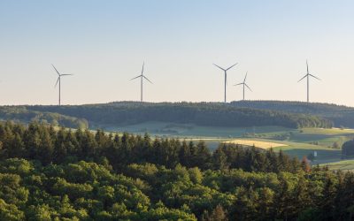 Vindmøller på bakketop i roligt landskab ved solnedgang – sektion: Administration