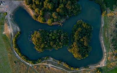 Luftfoto af å/flod der slynger sig gennem grønt landskab – sektion: Great Dane teamet