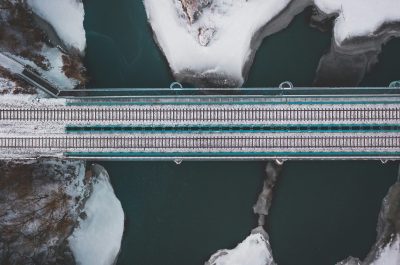 Luftfoto af linjeret infrastruktur (bro/dæmning) over vand – tema: valueinvestering