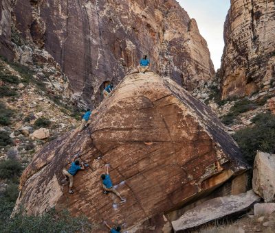 Sekvens af klatrer på en stor rød sandstensblok i et bjerglandskab.